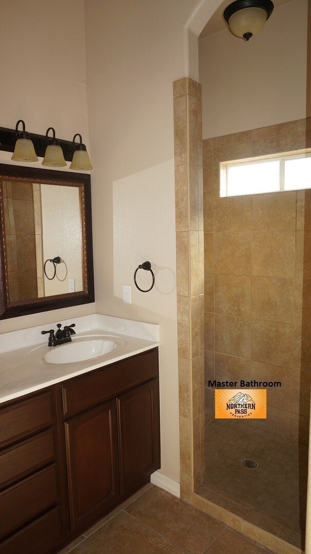 Building Photo - Amazing 3 Bedroom Home in Gated Community!