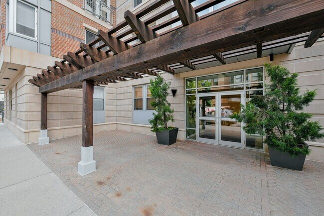 Building Photo - 16 Miner St