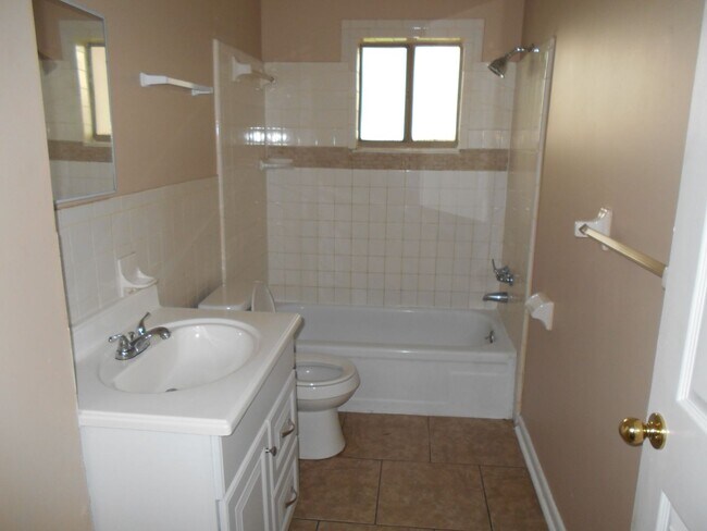 Building Photo - Three bedroom two bath - North Lakeland