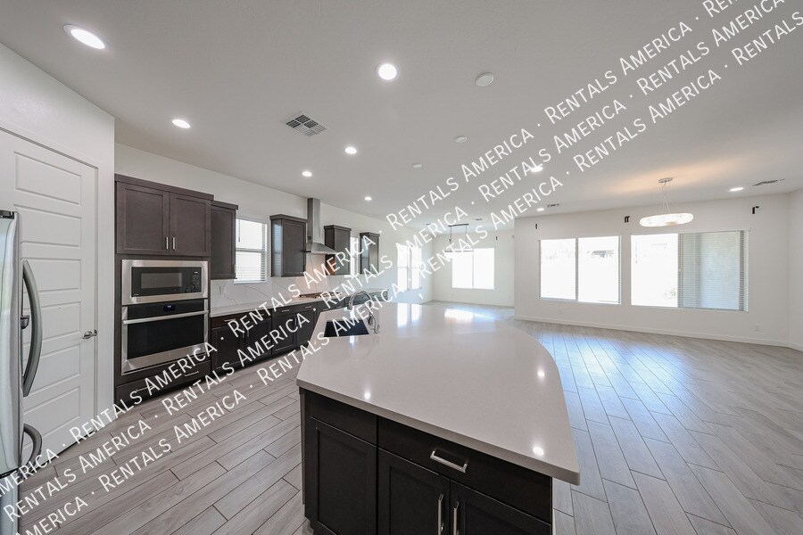 Building Photo - 1530 E San Carlos Way