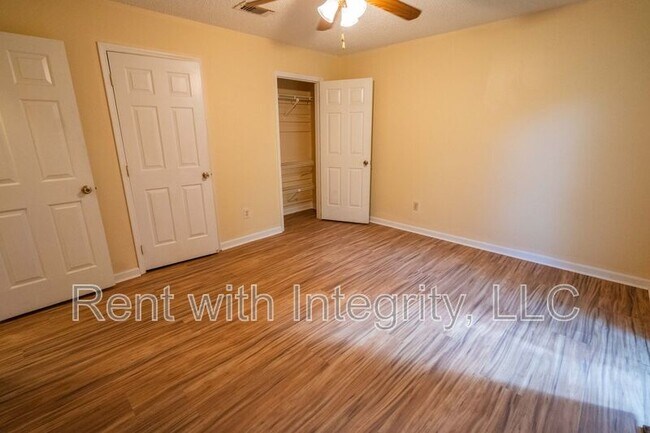 Building Photo - 1500 Twin Lakes Cir