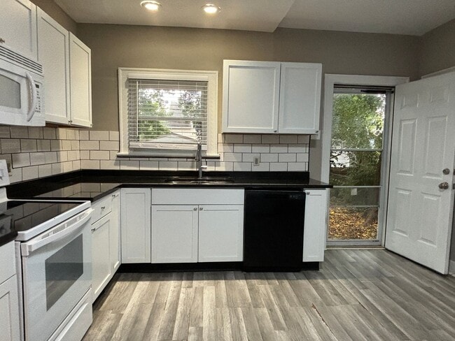 Building Photo - 3-Bed, 1-Bath Home – Fenced Yard, Off-Street Parking, Spacious Kitchen & In-Unit Laundry