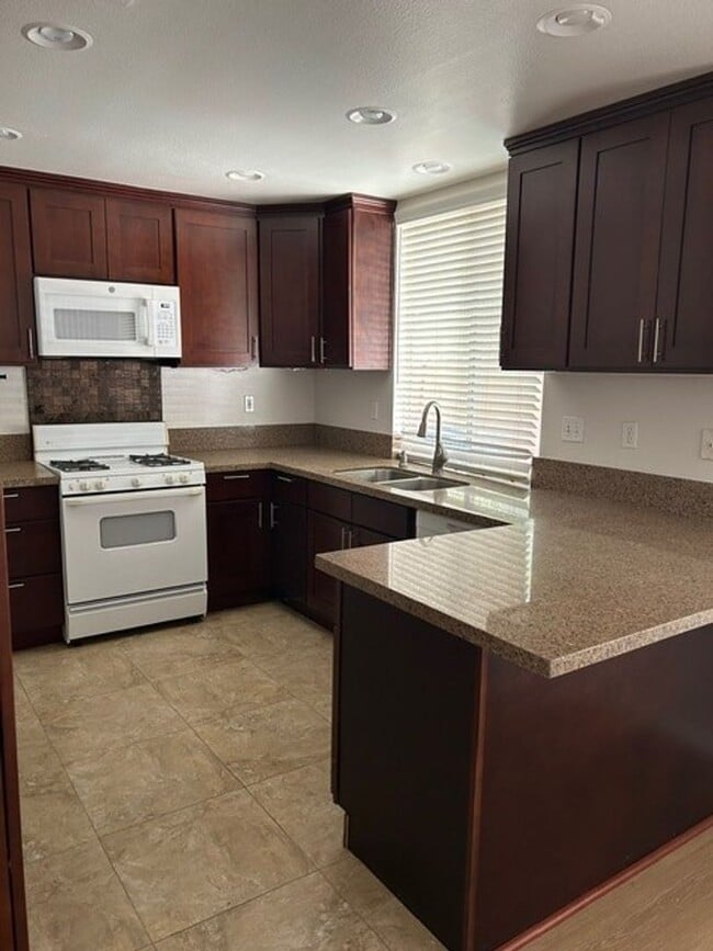 Building Photo - 2-Bedroom 2-Bath Rancho Santa Margarita Home