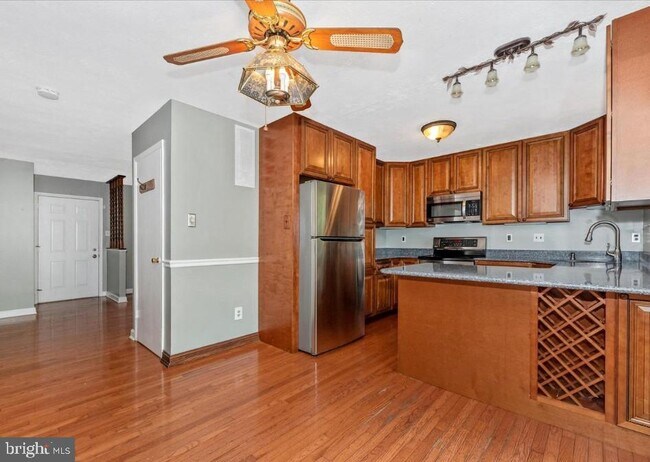 Building Photo - 381 W Thornhill Pl