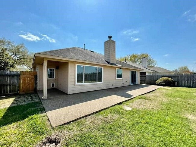 Building Photo - 2526 Lake Dale Ln