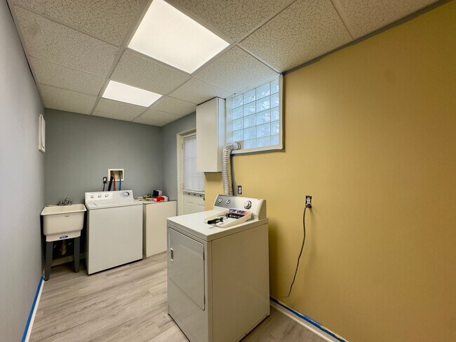 Building Photo - 8166 Del Haven Rd