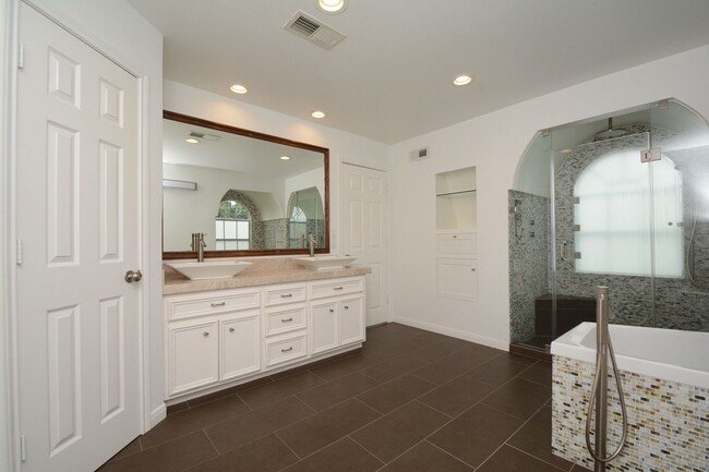 Building Photo - 2022 Fairview St