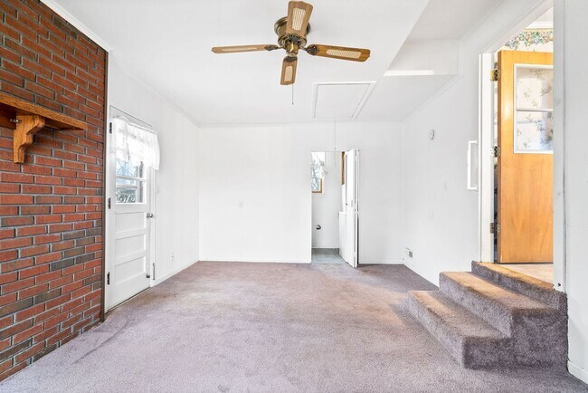 Building Photo - 3 Bedroom 1 1/2 Bath Home For Rent Near Madison Street!