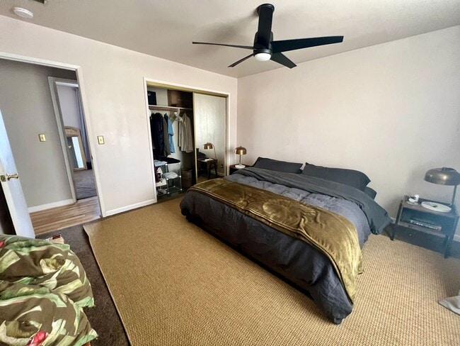 Building Photo - 3-bedroom 2 bath Home with Central AC - Fully Furnished