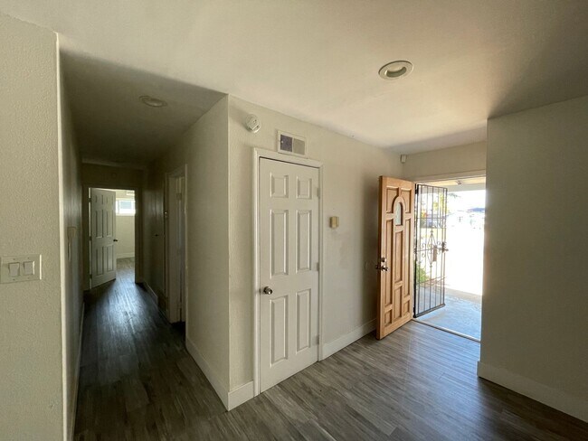 Building Photo - For Rent – 3 Bed, 2 Bath Home in Rowland Heights