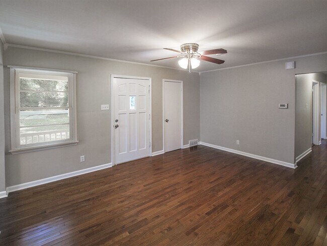 Building Photo - Updated 3 bed, 1.5 bath home with great curb appeal.