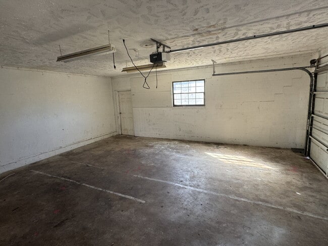 Building Photo - "Spacious 4-Bedroom Oasis with 2 Baths in Tampa – Your Perfect Family Retreat!"