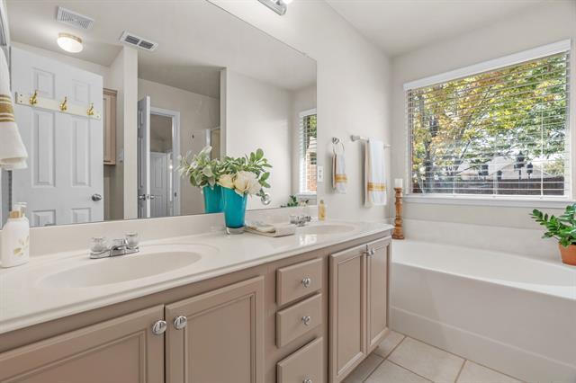 Building Photo - 6005 Parkplace Dr