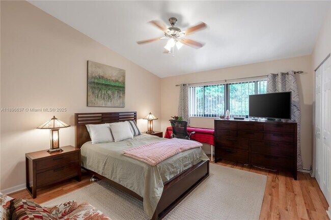Building Photo - 3024 S Oakland Forest Dr