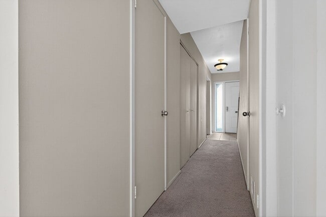 Building Photo - Charming End-Unit Townhome in Sought-After...