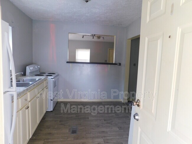 Building Photo - 124 1/2 Maple St