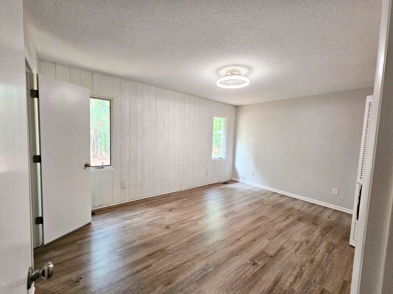 Building Photo - 9 E Pine Ct
