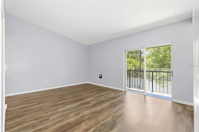 Building Photo - 10 N Fairfax Ave