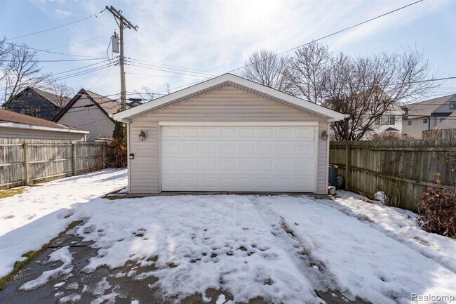 Building Photo - 1560 E Lincoln St