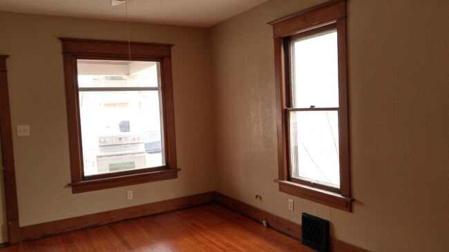 Building Photo - 145 E 14th St