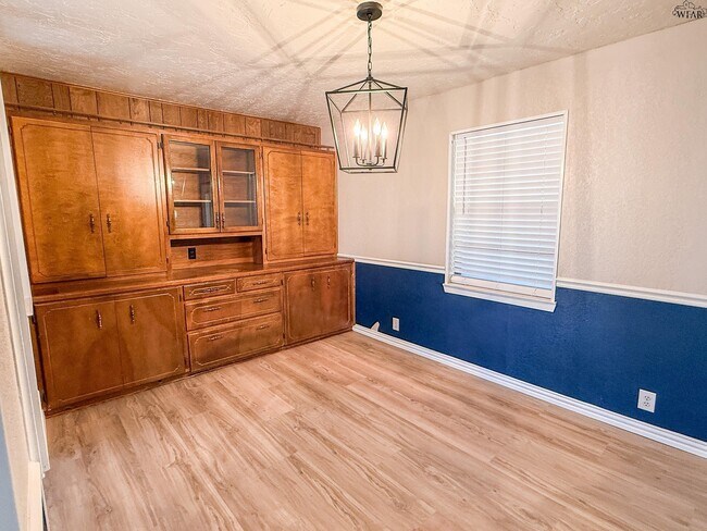 Building Photo - 4600 Belmount Dr