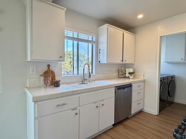 Building Photo - 1114 W 163rd St