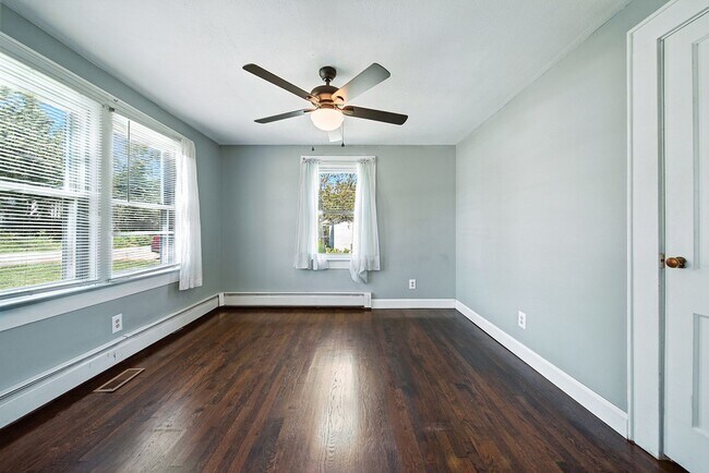 Building Photo - Charming 1950s 3 bed /2 bath Bungalow on S...