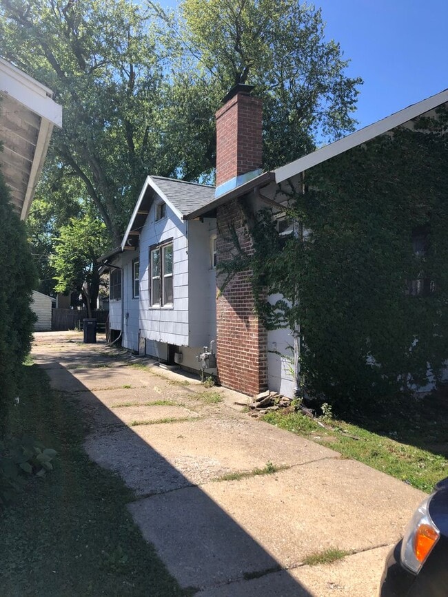 Building Photo - 928 Benton Ave