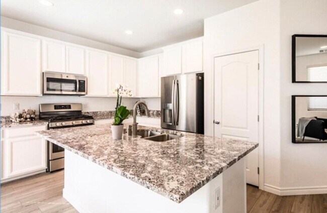 Building Photo - Beautifully Modern 3 bedroom Near Southern...