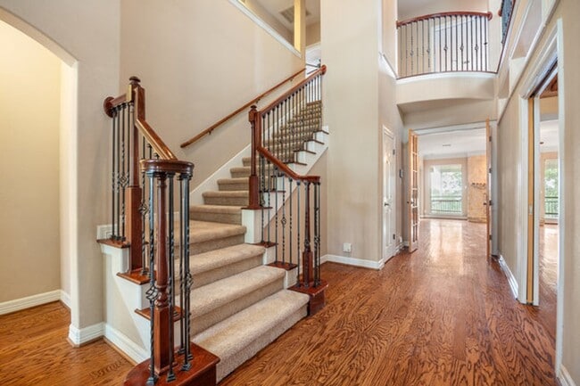 Building Photo - Spacious 2 Story 5 Bedroom , 4 full bathrooms located in Stone Oak!