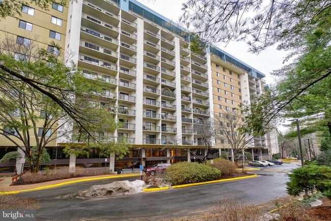 Building Photo - 3800 Powell Ln