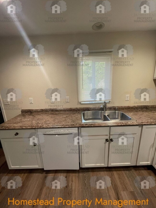 Building Photo - 595