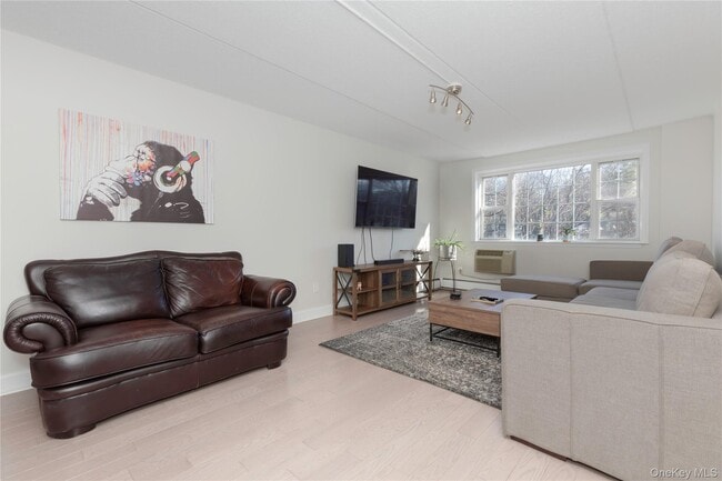 Building Photo - 4 Consulate Dr