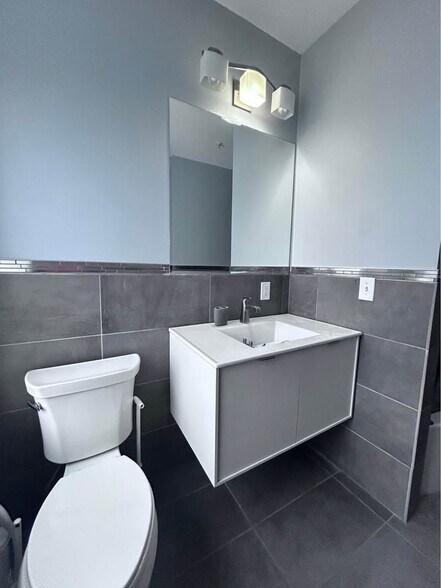 Full Bath - 13 Chester St