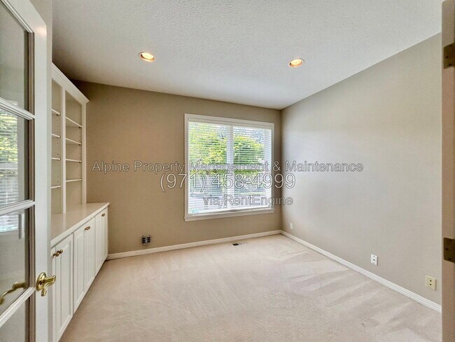 Building Photo - 820 NW Pebble Beach Way