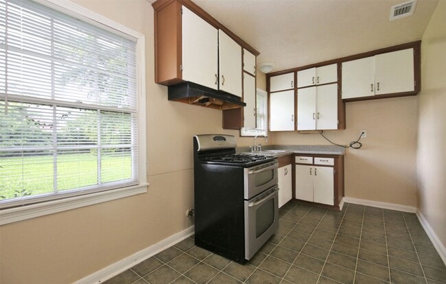 Building Photo - 5137 Chennault Rd