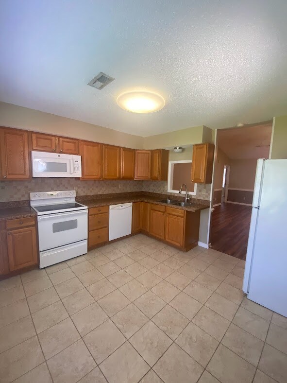 Building Photo - 9634 Kings Grant Dr