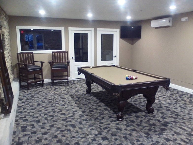 Club Room with 3 Flat Screen TV's - 114 E University St