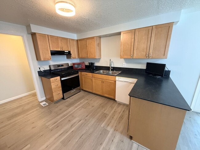 Building Photo - Newly renovated 1892sqft 4-bedroom, 3-bath home in Portland,