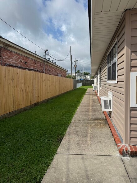 Building Photo - 107 Upsilon St