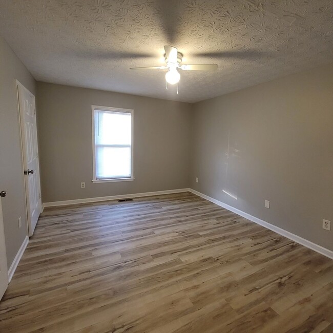 Building Photo - 2 Bedroom/2 Bath Duplex Conveniently Locat...