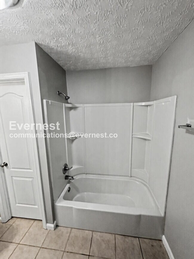 Building Photo - Limited Time Special Offer / 5 Bed, 4 Bath Home with Garage / Pet-Friendly / Vouchers Accepted / ...