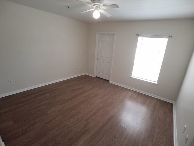 Building Photo - Gorgeous 2/2 condo for rent next to Waterf...