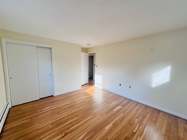 Building Photo - Spacious, sun-filled living with a backyar...
