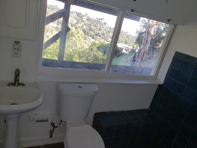 Building Photo - 960 N Tigertail Rd