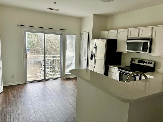 Building Photo - Room in Condo on Donatello Avenue