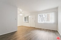 Building Photo - 115 N Oak St