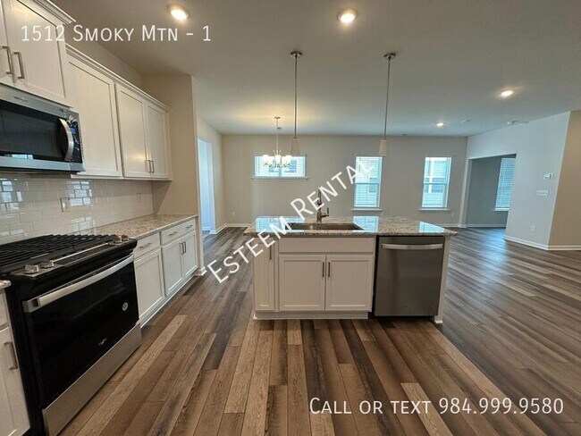 Building Photo - 1512 Smoky Mountains St