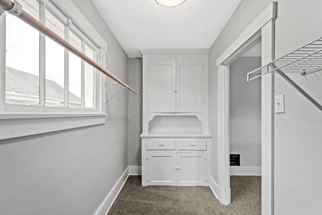 Building Photo - SCORE 50% OFF 1ST MONTH'S RENT IF SIGNED BY JUNE 5! Beautiful 3 bedroom home in Coraopolis availa...