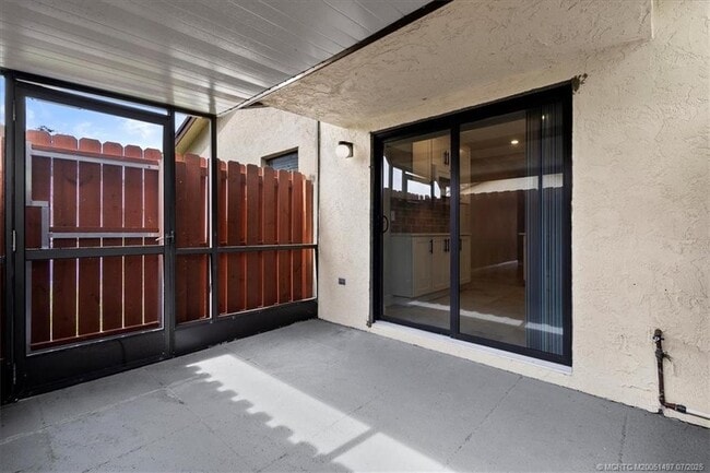 Building Photo - 8085 SE Villa Cir
